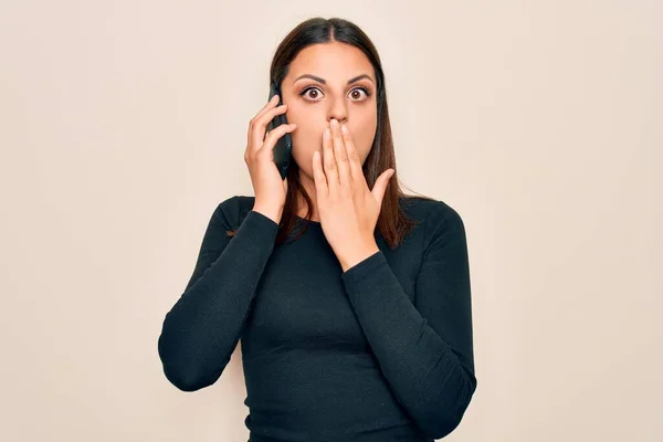 Giovane Bella Donna Bruna Che Parla Sullo Smartphone Coprendo Bocca — Foto Stock