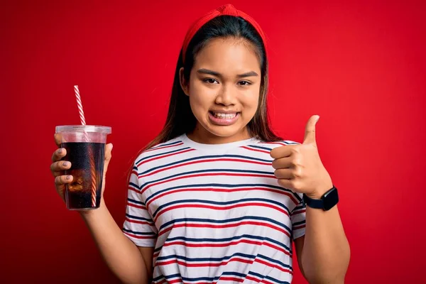 Joven Asiático Chica Bebiendo Cola Fizzy Refresco Usando Paja Sobre —  Fotos de Stock