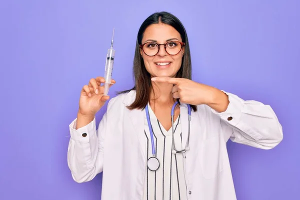 Giovane Bella Donna Medico Bruna Indossa Stetoscopio Tenuta Siringa Vaccinazione — Foto Stock