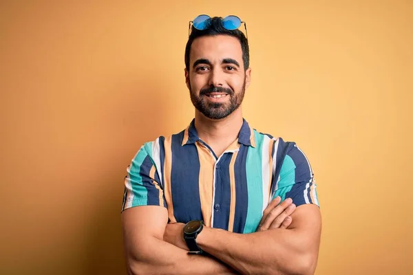 Przystojny Turysta Brodą Wakacjach Letniej Koszuli Paski Okularach Słonecznych Uśmiechnięty — Zdjęcie stockowe