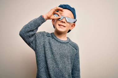 İnternet 'te çalışan beyaz bir çocuk. Hayat gözlüğü takıyor. İzole bir arkaplanda..