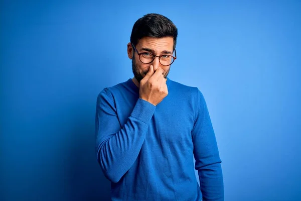 Ung Stilig Man Med Skägg Bär Casual Tröja Och Glasögon — Stockfoto