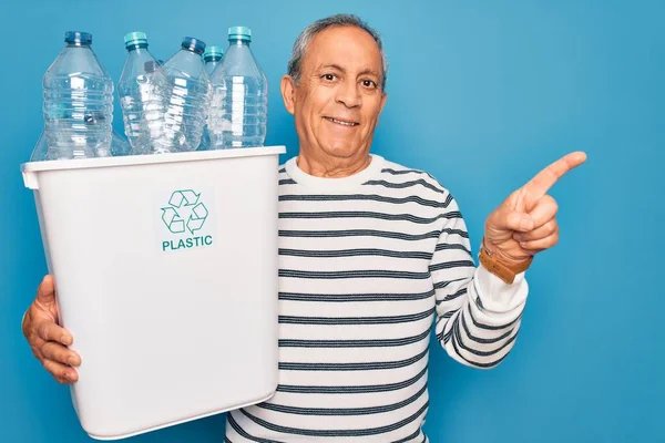 Старший Человек Переработки Держа Мусорные Баки Пластиковыми Бутылками Переработки Синем — стоковое фото