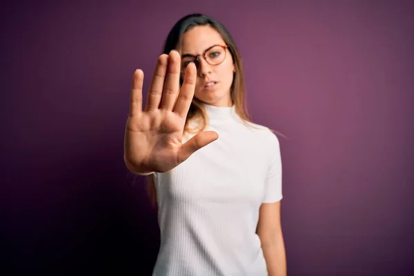 Ung Vacker Blond Kvinna Med Blå Ögon Bär Casual Shirt — Stockfoto