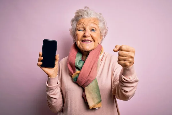 Starsza Piękna Siwowłosa Kobieta Trzyma Smartfon Pokazując Ekran Różowym Tle — Zdjęcie stockowe
