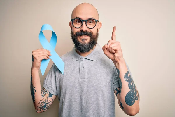 Hombre Calvo Guapo Con Barba Tatuajes Con Cinta Azul Cáncer — Foto de Stock