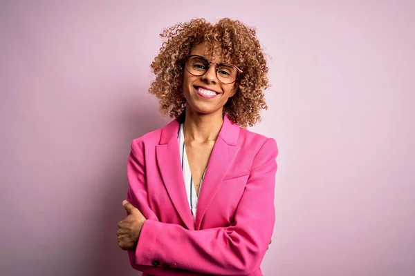 Jeune Femme Affaires Afro Américaine Portant Des Lunettes Debout Sur — Photo