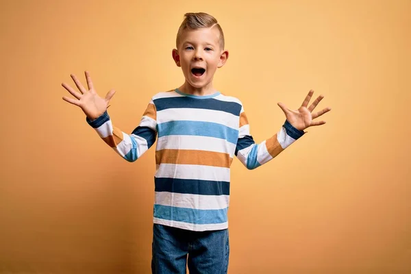 Jonge Kleine Blanke Jongen Met Blauwe Ogen Dragen Kleurrijke Gestreepte — Stockfoto