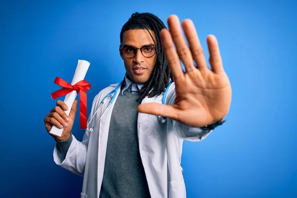 Africano Americano Médico Homem Com Dreadlocks Vestindo Estetoscópio Segurando Diploma — Fotografia de Stock