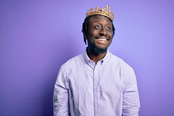 Jovem Homem Afro Americano Vestindo Coroa Dourada Rei Sobre Fundo — Fotografia de Stock