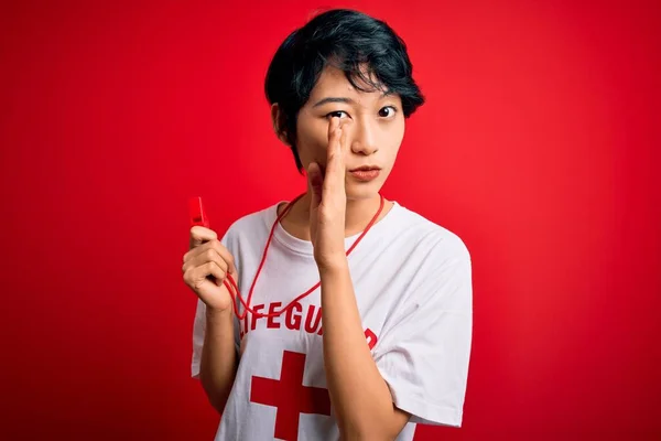 Joven Hermosa Salvavidas Asiática Chica Usando Camiseta Con Cruz Roja —  Fotos de Stock