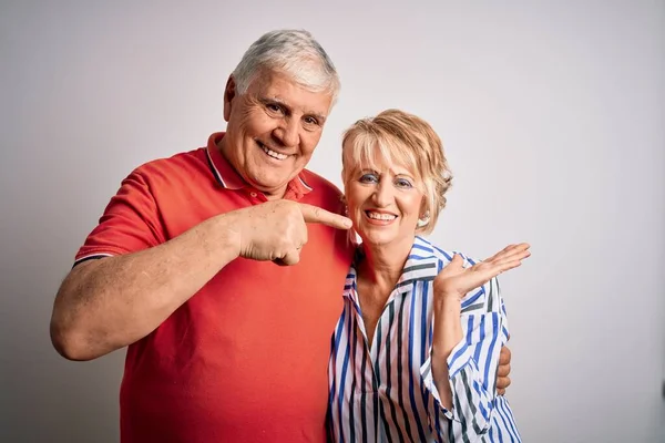 Senior Beau Couple Debout Ensemble Sur Fond Blanc Isolé Étonné — Photo