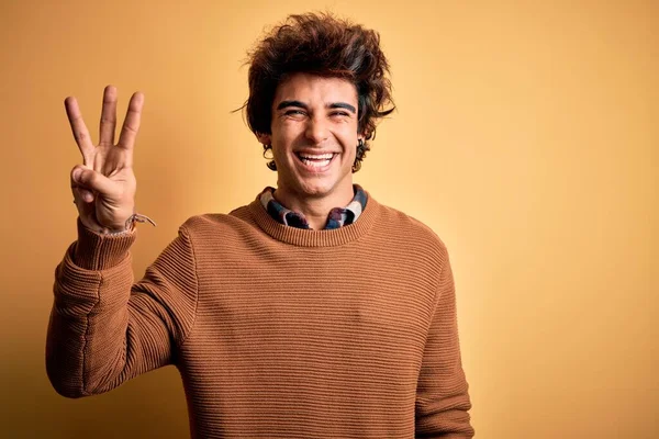 Jovem Homem Bonito Vestindo Camisa Casual Suéter Sobre Fundo Amarelo — Fotografia de Stock