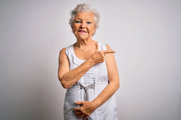 Senior Krásná Šedovlasá Žena Sobě Ležérní Letní Šaty Přes Bílé — Stock fotografie