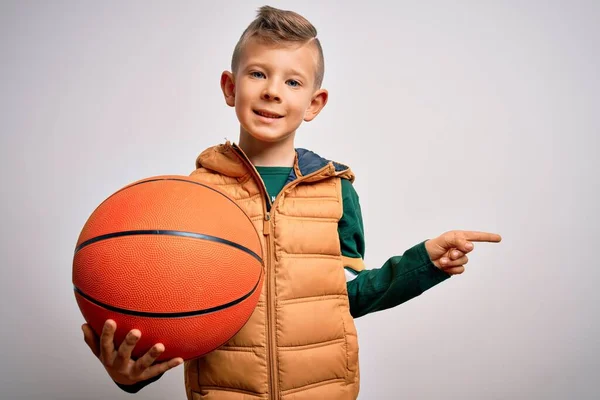 Jong Klein Kaukasisch Sport Kind Spelen Basketbal Houden Oranje Bal — Stockfoto