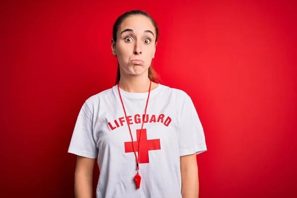 Bella Donna Bagnino Indossando Shirt Con Croce Rossa Utilizzando Fischio — Foto Stock