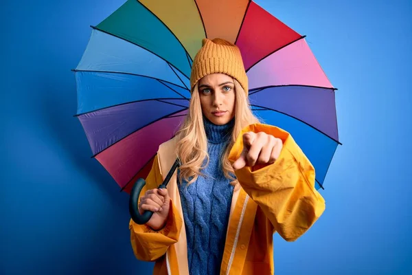 Junge Schöne Blonde Frau Regenmantel Für Regenwetter Mit Buntem Regenschirm — Stockfoto