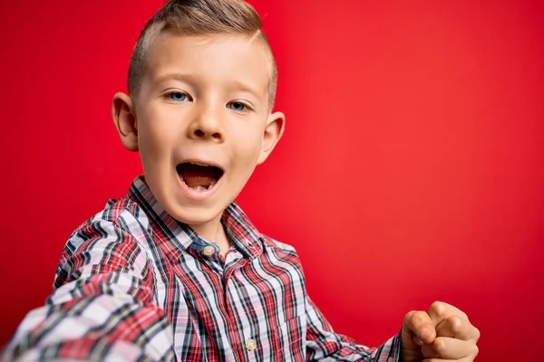 Gros Plan Jeune Enfant Caucasien Aux Yeux Bleus Prenant Une — Photo