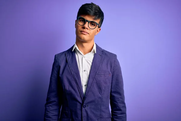 Młody Przystojny Biznesmen Ubrany Kurtkę Okulary Odizolowanym Fioletowym Tle Relaks — Zdjęcie stockowe