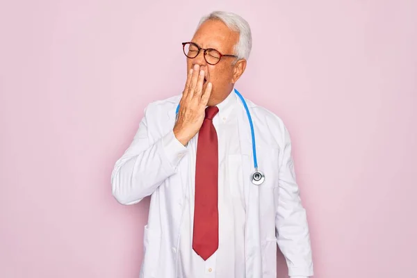 Steteskop Profesyonel Doktor Önlüğü Giyen Orta Yaşlı Kır Saçlı Bir — Stok fotoğraf