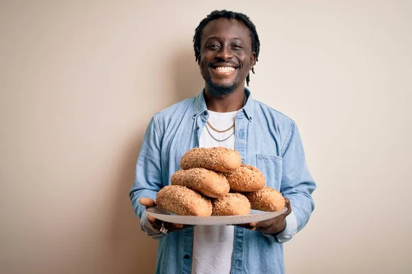 Jovem Afro Americano Segurando Bandeja Com Pão Integral Saudável Sobre — Fotografia de Stock