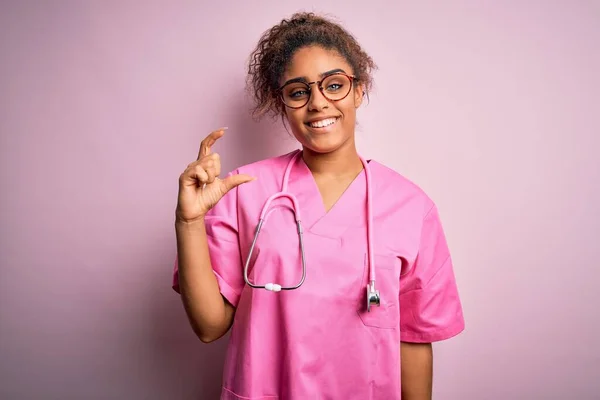 Afrikanische Amerikanische Krankenschwester Mädchen Trägt Medizinische Uniform Und Stethoskop Über — Stockfoto