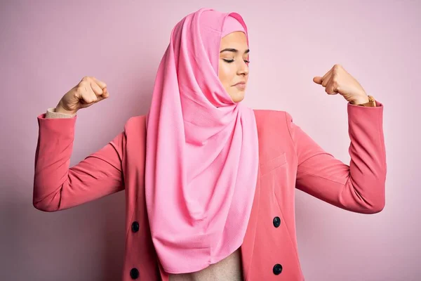 Junges Schönes Mädchen Muslimischem Hijab Das Vor Isoliertem Rosa Hintergrund — Stockfoto