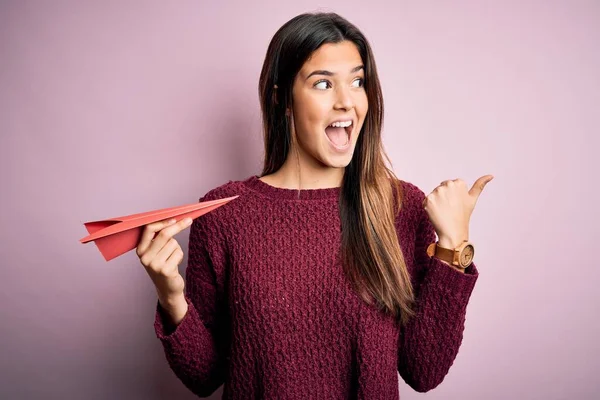 Giovane Bella Ragazza Che Tiene Piano Carta Piedi Sopra Isolato — Foto Stock