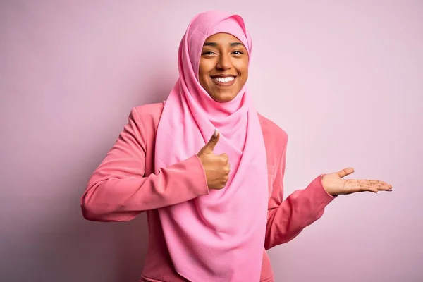 Junge Afroamerikanische Afro Frau Trägt Muslimischen Hijab Über Isoliertem Rosa — Stockfoto