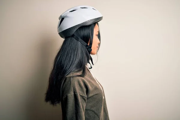 Joven Hermosa Mujer China Con Casco Bicicleta Sobre Fondo Blanco —  Fotos de Stock
