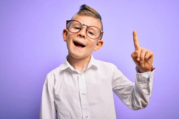 Joven Niño Caucásico Con Ojos Azules Con Gafas Camisa Blanca —  Fotos de Stock