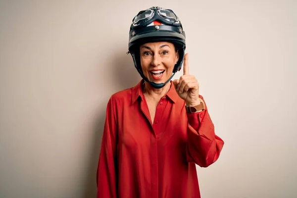 Mulher Motociclista Meia Idade Usando Capacete Motocicleta Sobre Fundo Branco — Fotografia de Stock