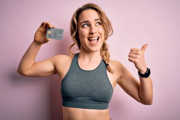Ung Vacker Blond Idrottskvinna Bär Sportkläder Håller Kreditkort Till Betalning — Stockfoto