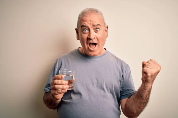 Middelbare Leeftijd Knappe Hamburger Drinken Glas Water Geïsoleerde Witte Achtergrond — Stockfoto