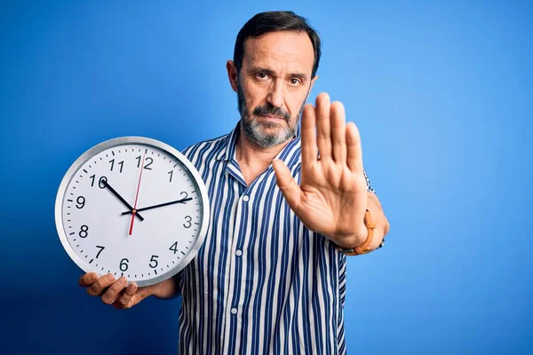 Medelålders Hoary Man Håller Stor Klocka Står Över Isolerad Blå — Stockfoto