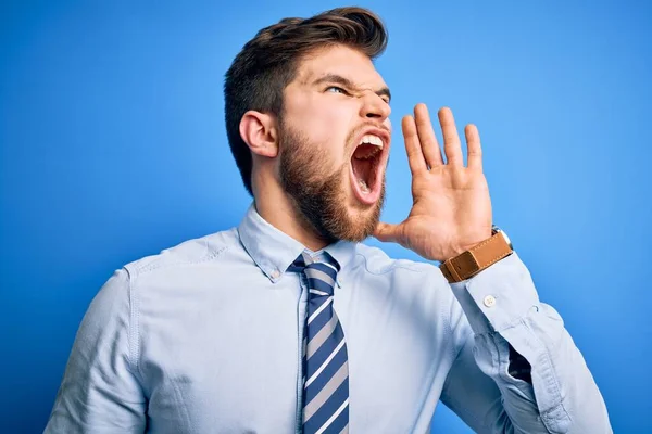 Joven Hombre Negocios Rubio Con Barba Ojos Azules Con Camisa —  Fotos de Stock