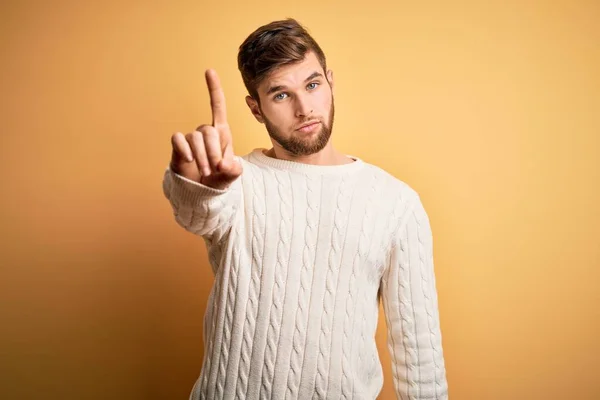 Giovane Uomo Biondo Con Barba Gli Occhi Azzurri Indossa Maglione — Foto Stock