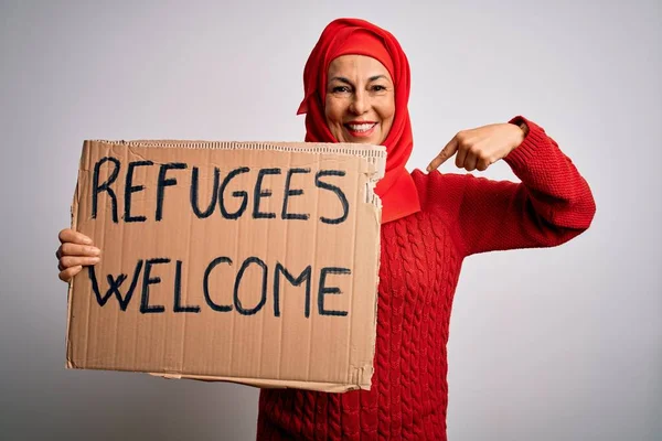 Γυναίκα Φορώντας Μουσουλμανική Μαντίλα Ζητώντας Μετανάστευση Κρατώντας Μήνυμα Καλωσορίσματος Προσφύγων — Φωτογραφία Αρχείου