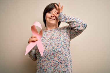 Göğüs kanseri olan genç Down sendromlu kadın. Mutlu yüzlü pembe kurdeleli farkındalık. Tamam.