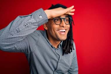 Rastgele gömlek ve gözlük takan, çok mutlu ve tebessüm eden Afro-Amerikan bir genç. Konsept aranıyor.