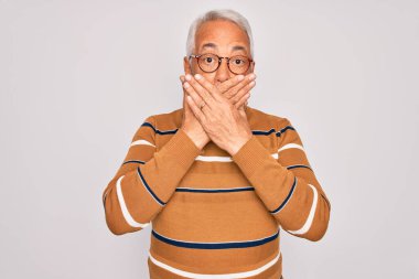 Orta yaşlı, gri saçlı, gözlüklü ve sıradan çizgili süveter giyen yakışıklı bir adam yanlışlıkla ağızlarını kapatmış. Gizli konsept.