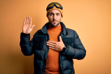 Kar giysileri ve kayak gözlüğü takan, sakallı genç yakışıklı kayakçı. Göğsü ve avucu açık yemin ediyor. Sadakat yemini ediyor.