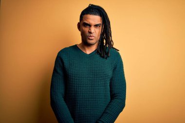 Genç, yakışıklı, Afro-Amerikan Afrikalı, rastalı yeşil kazaklı, kuşkucu ve gergin bir adam. Sorunları yüzünden üzgün. Negatif kişi.