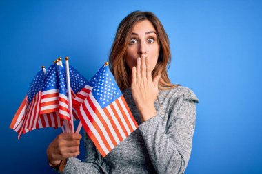 Amerika Birleşik Devletleri bayraklarını tutan güzel, vatansever bir kadın beceriksizliği kutlayan bir bayrak taşıyor. Ağzı, hata üstüne utançla, korkunun ifadesiyle kaplıyor. Sessizlikten korkuyor.