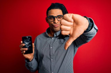 Genç Afro-Amerikan Afro-adam elinde kırık akıllı telefonuyla kızgın suratlı beyaz perdeyi gösteriyor. Negatif işaretler reddedilmeyi, reddedilmeyi gösteriyor.