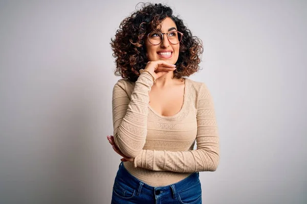 Jeune Belle Femme Arabe Bouclée Portant Shirt Décontracté Des Lunettes — Photo