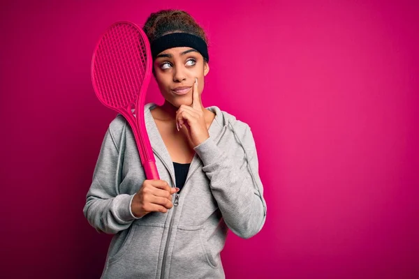 Jonge Afrikaanse Amerikaanse Sportvrouw Tennissen Met Behulp Van Racket Geïsoleerde — Stockfoto