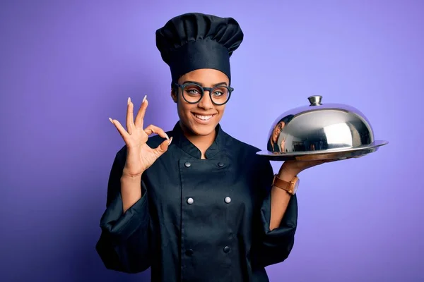 Ung Afrikansk Amerikansk Spis Flicka Bär Uniform Och Hatt Innehav — Stockfoto