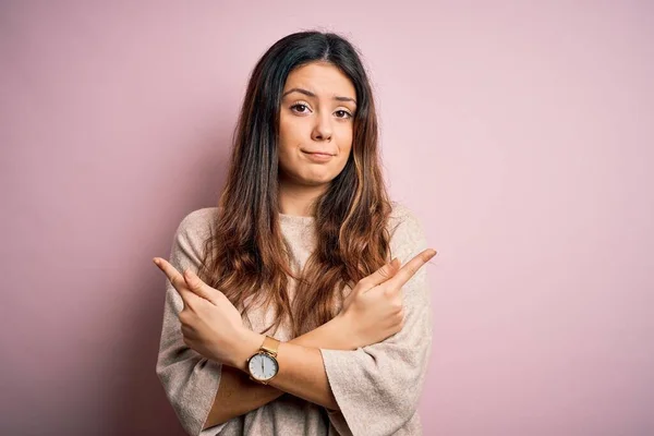 Junge Schöne Brünette Frau Trägt Lässigen Pullover Steht Über Rosa — Stockfoto