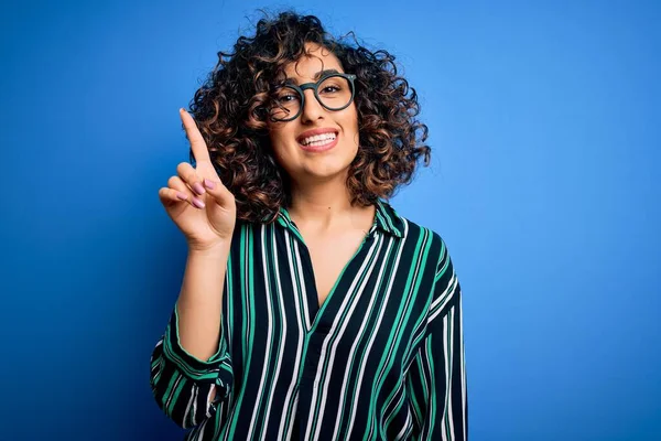 Ung Vacker Lockigt Arabiska Kvinna Bär Randig Skjorta Och Glasögon — Stockfoto